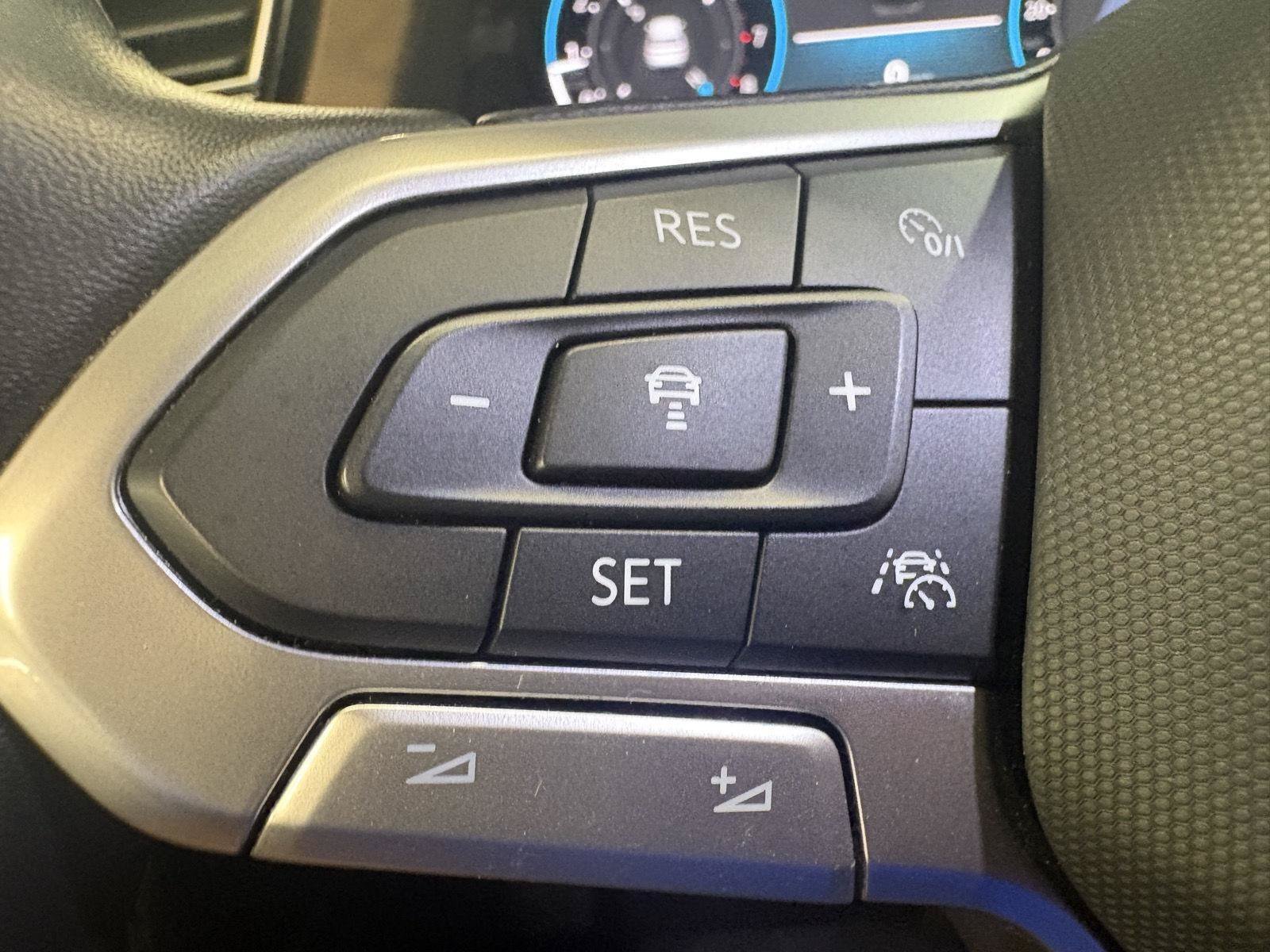 Used 2025 Volkswagen Atlas SE AWD/4WD image 26