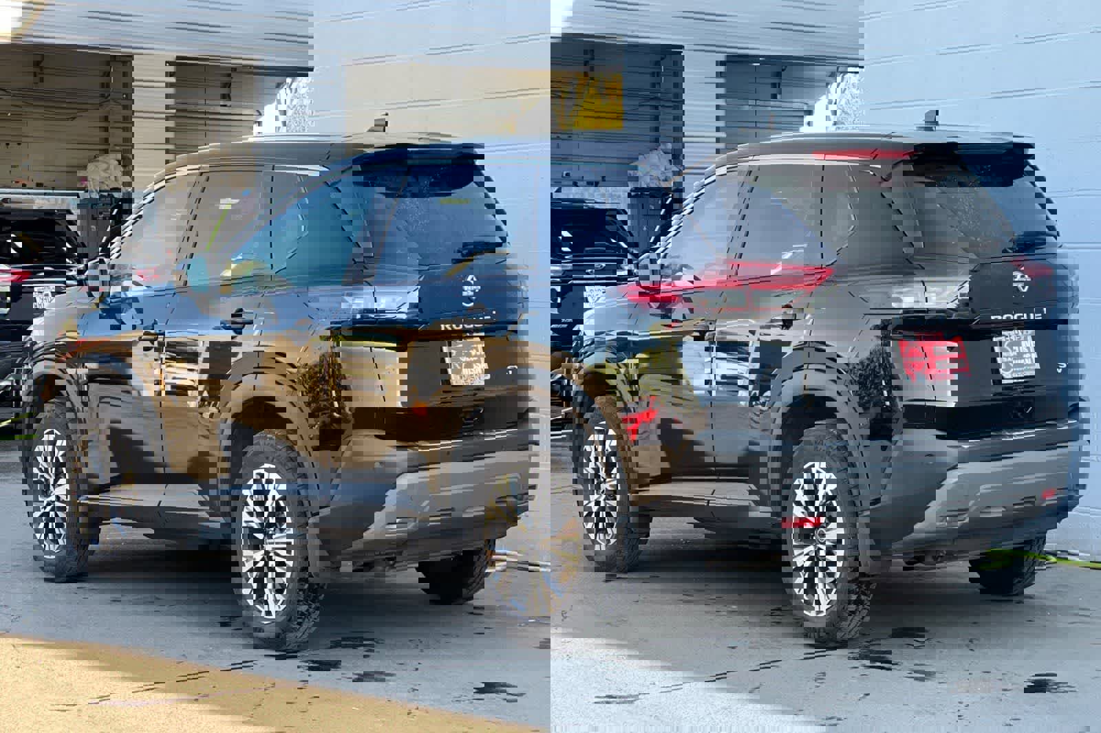 Used 2023 Nissan Rogue SV image 7