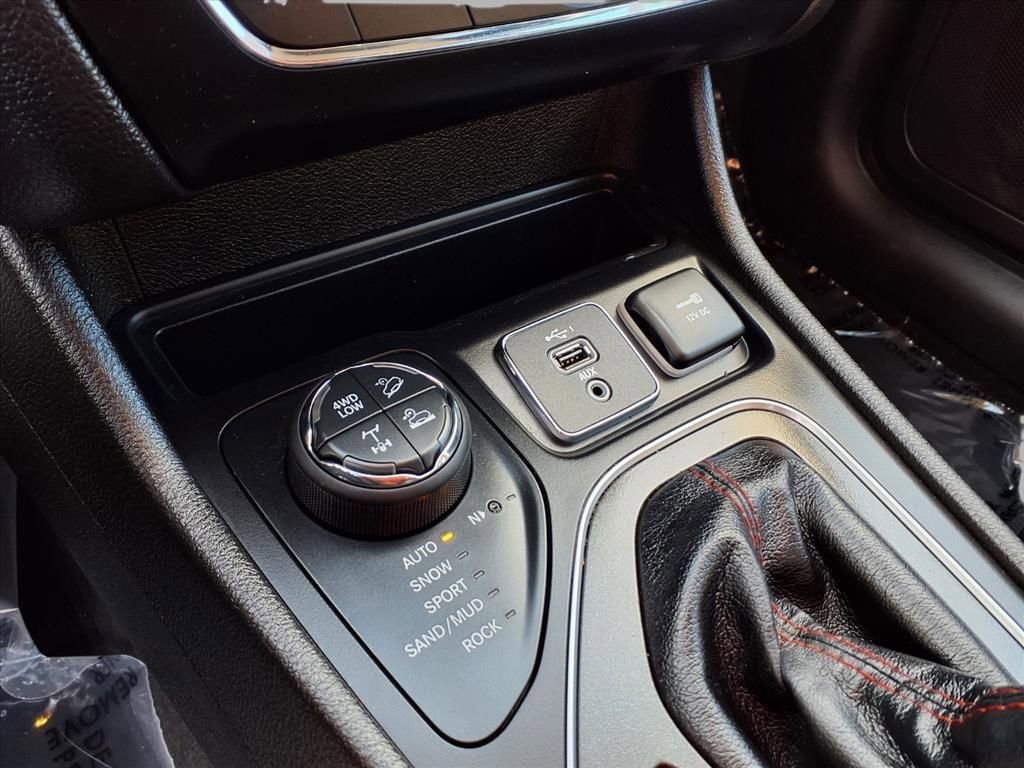 Used 2019 Jeep Cherokee Trailhawk w/ Cold Weather Group image 8