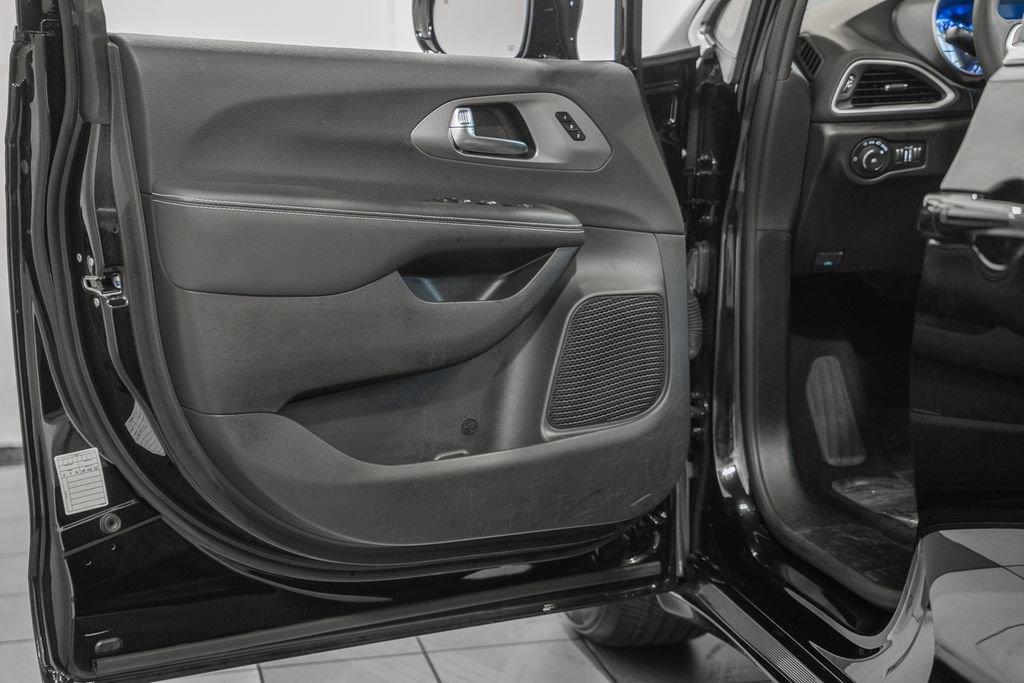 Used 2025 Chrysler Pacifica Select image 42