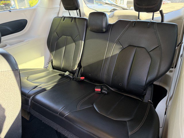 Used 2017 Chrysler Pacifica Touring-L FWD image 11
