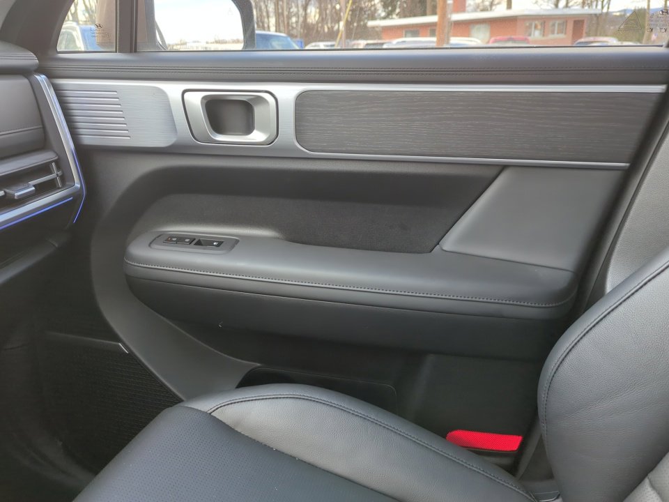 Used 2025 Hyundai Santa Fe Limited image 33