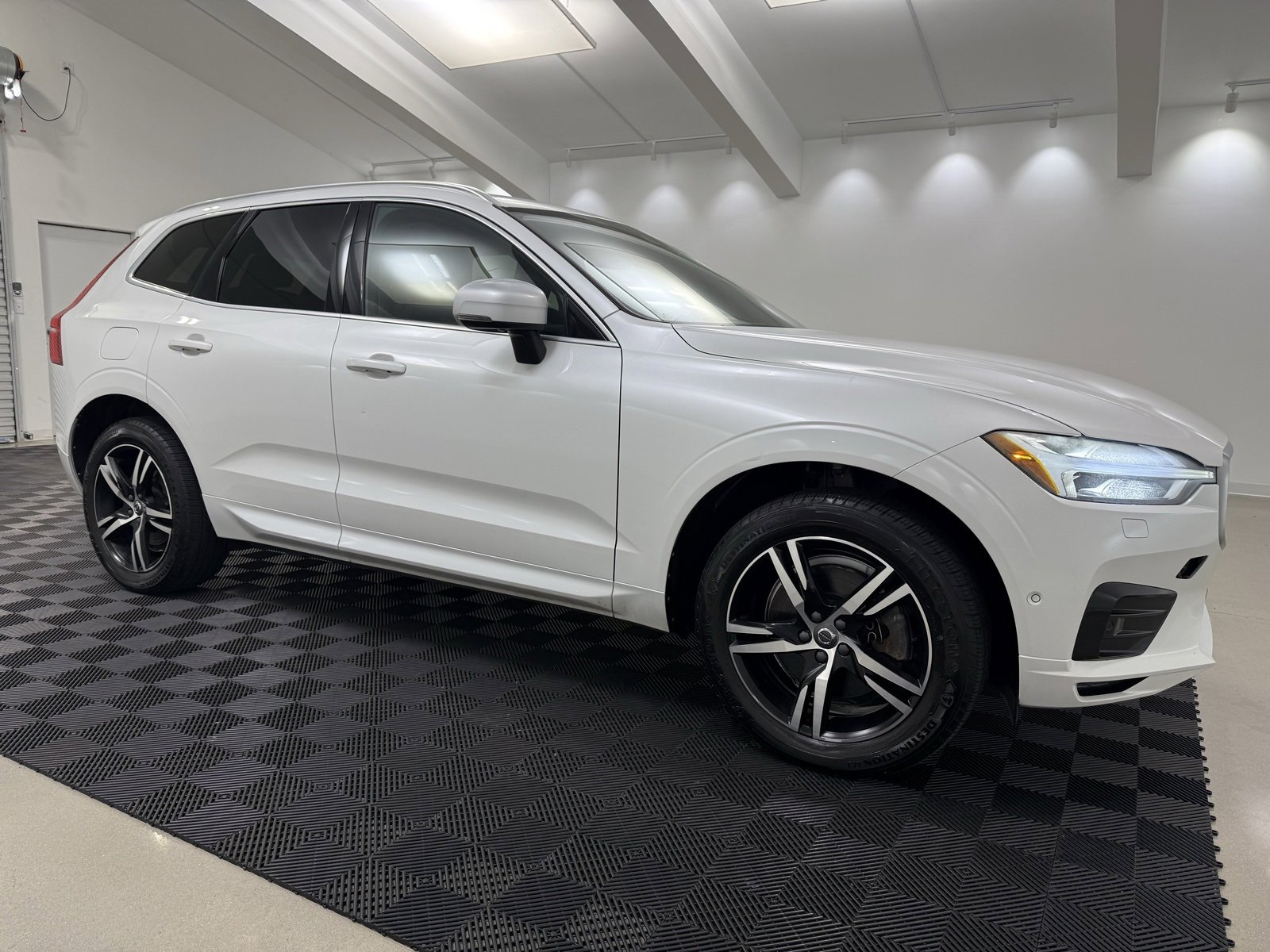 Used 2018 Volvo XC60 T6 R-Design w/ Convenience Package