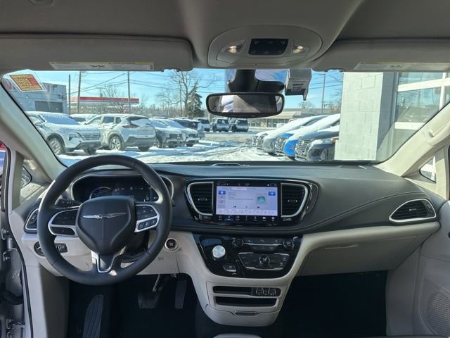Used 2024 Chrysler Pacifica Select image 21