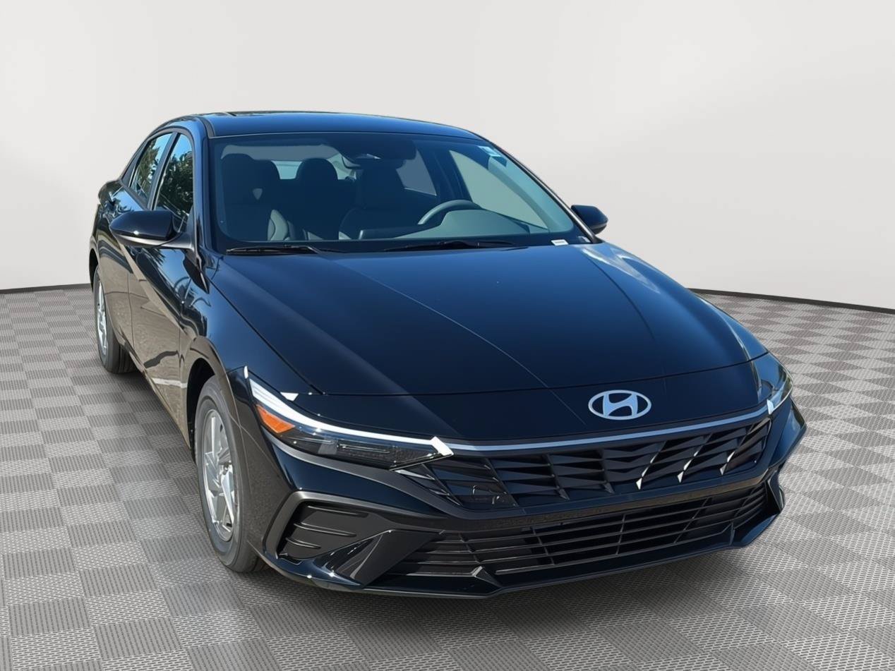 Used 2026 Hyundai Elantra SE FWD image 3