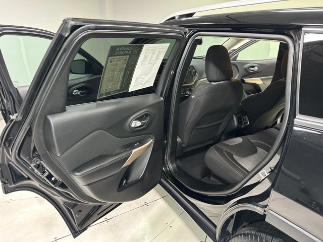 Used 2018 Jeep Cherokee Latitude w/ Safety Group AWD/4WD image 22
