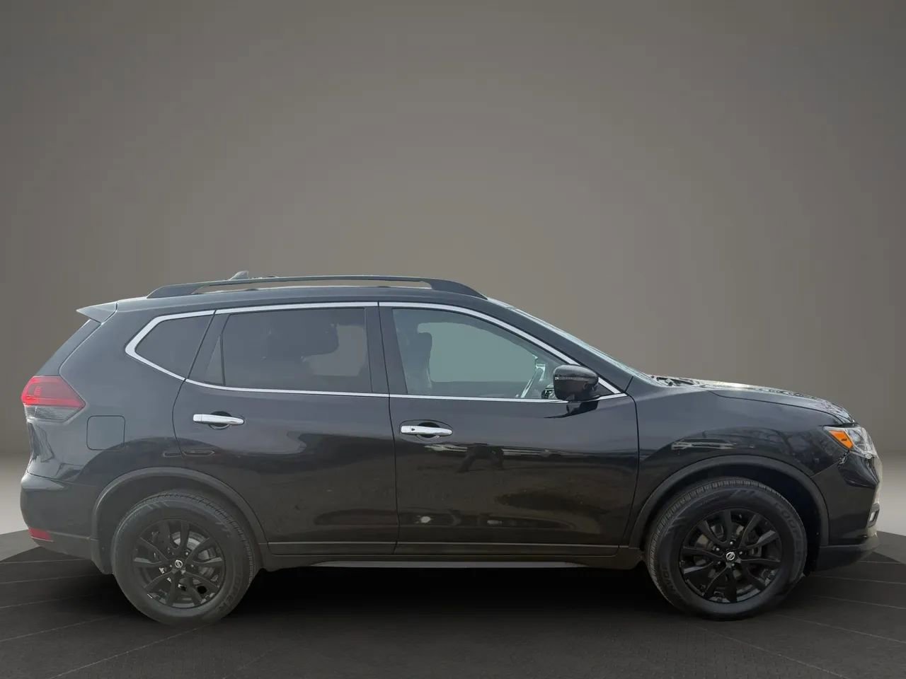 Used 2018 Nissan Rogue SV w/ Premium Package image 4
