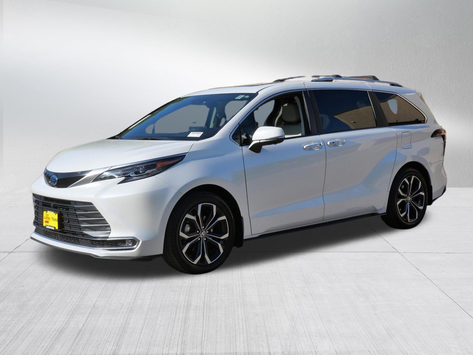 Certified 2025 Toyota Sienna Platinum FWD image 3
