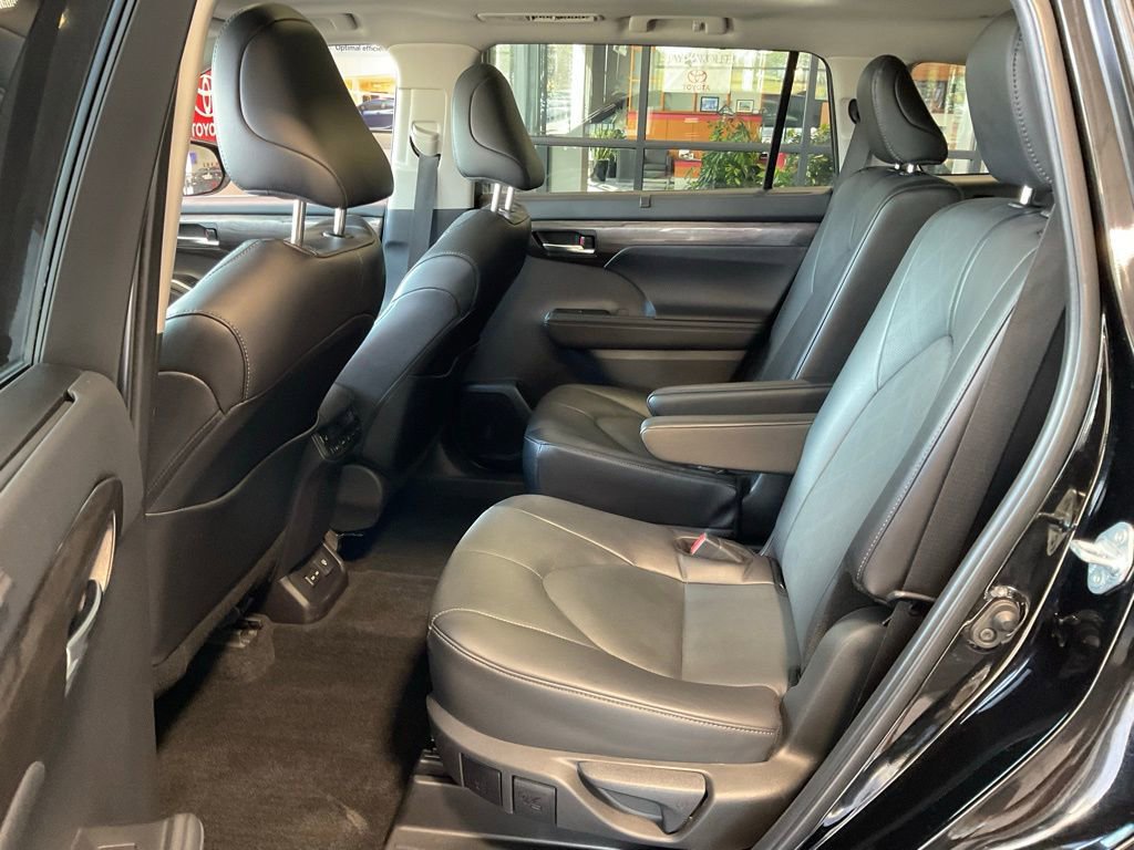 Used 2024 Toyota Highlander Platinum image 21