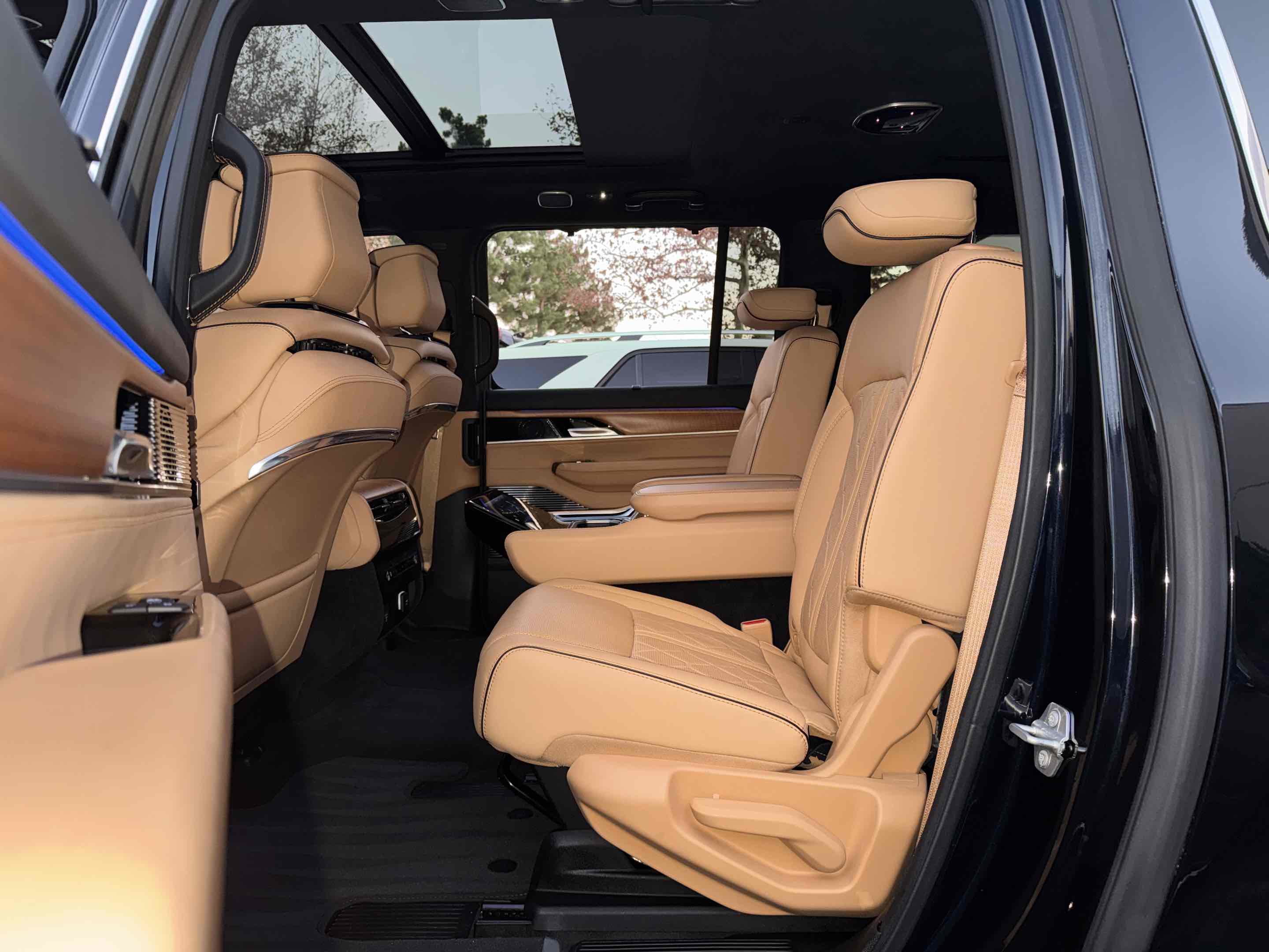 Used 2023 Jeep Grand Wagoneer L Series III image 38