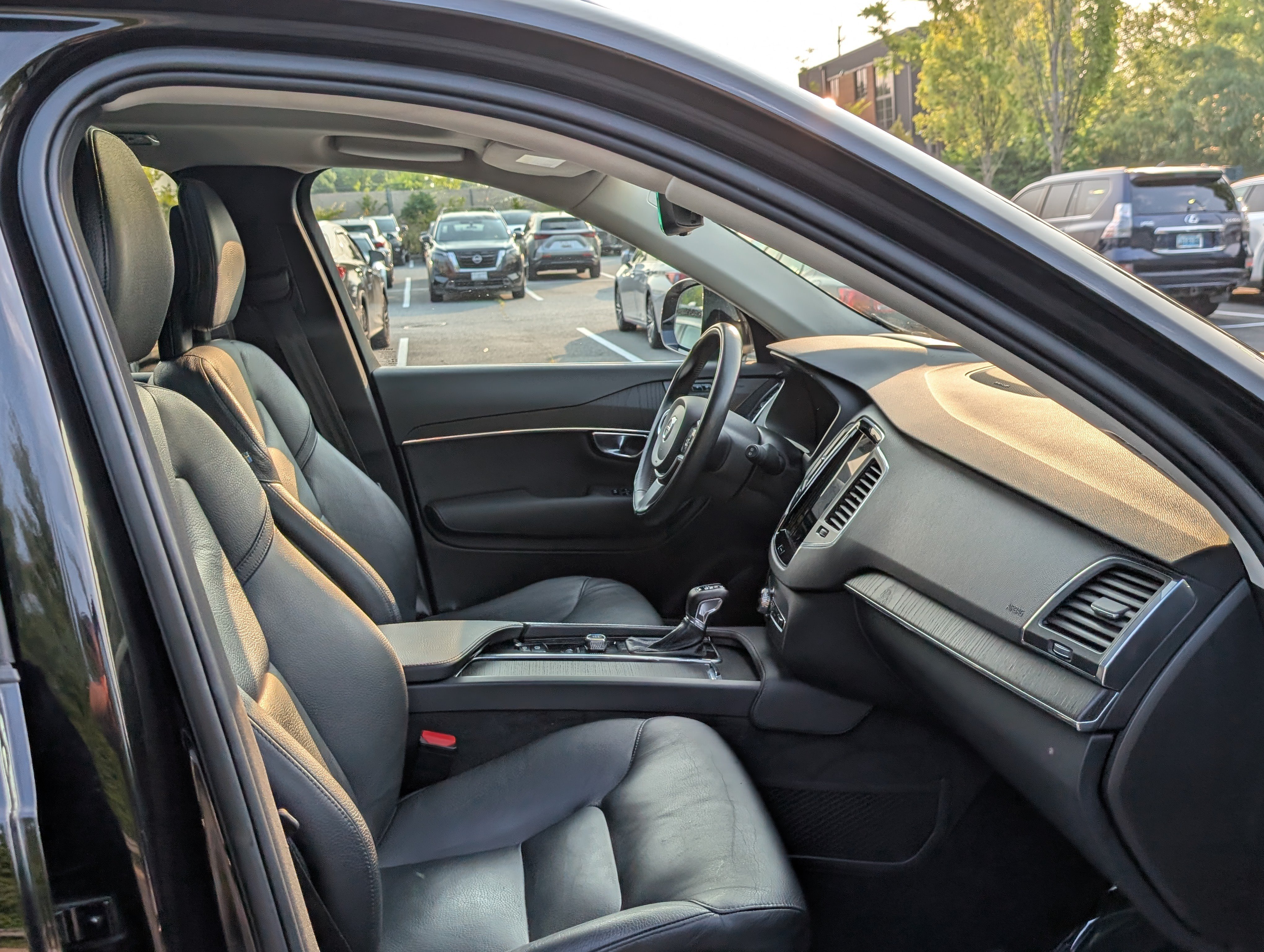 Used 2020 Volvo XC90 T6 Momentum AWD/4WD image 11