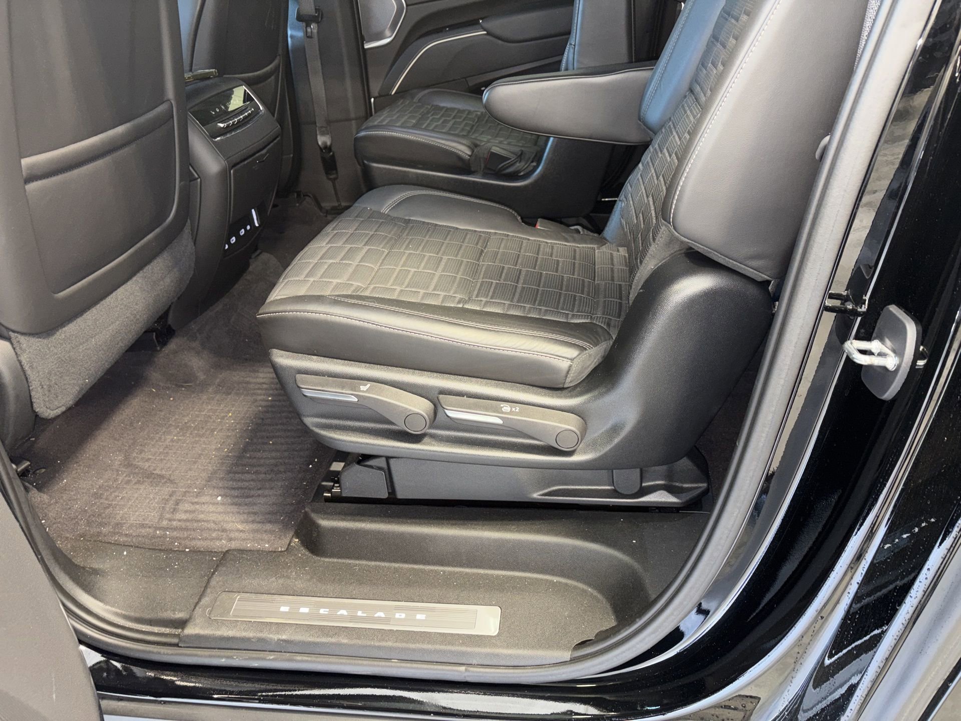 Certified 2023 Cadillac Escalade ESV Sport Platinum w/ LPO, ONYX Package image 21