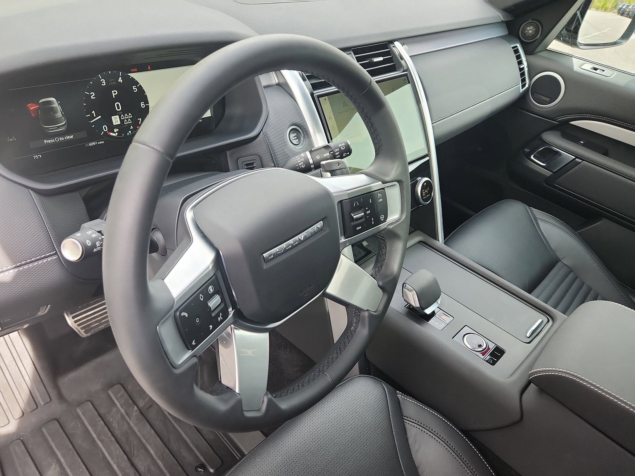 Used 2025 Land Rover Discovery Dynamic SE image 4