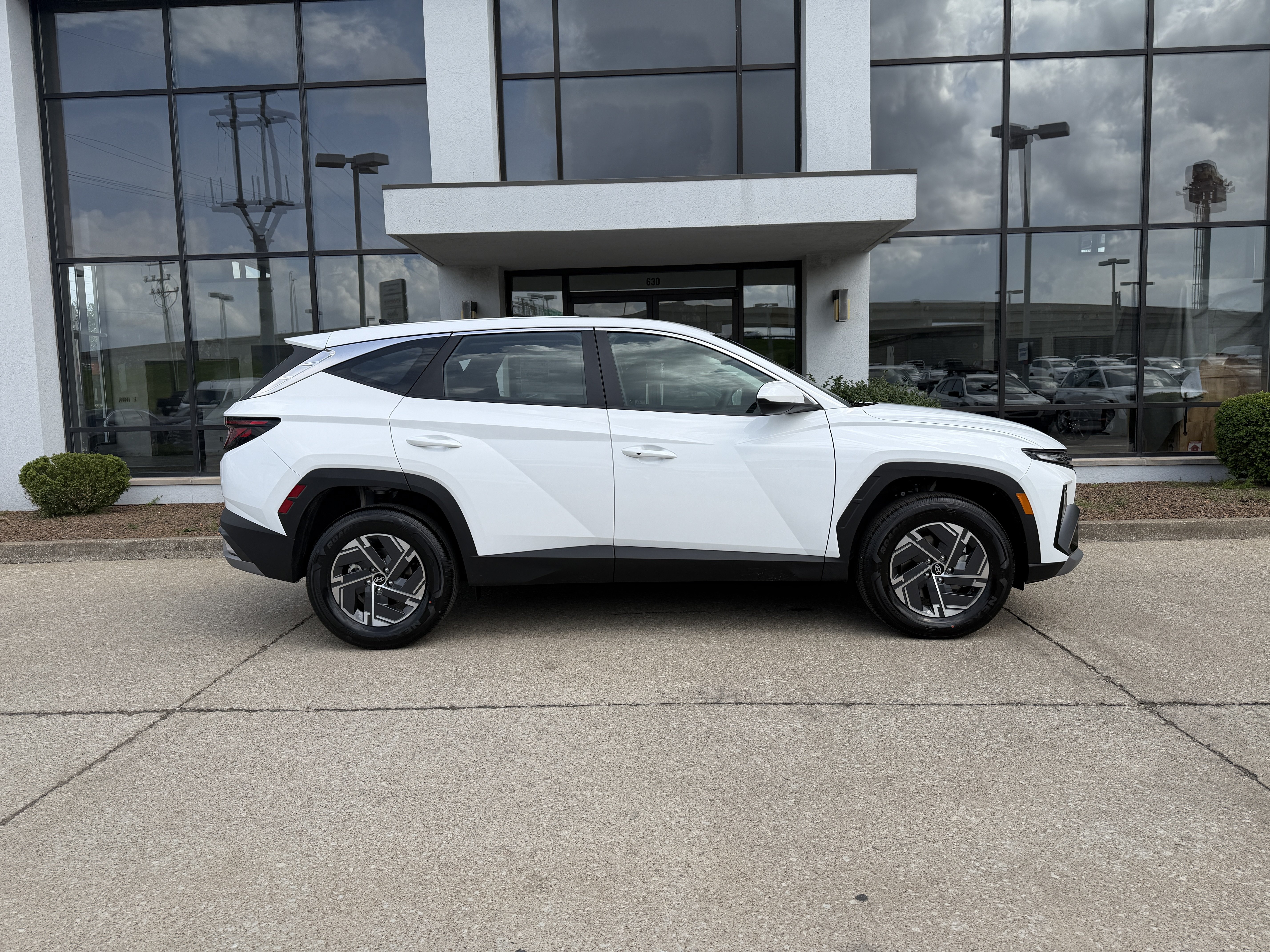 New 2026 Hyundai Tucson Blue SE AWD/4WD image 3