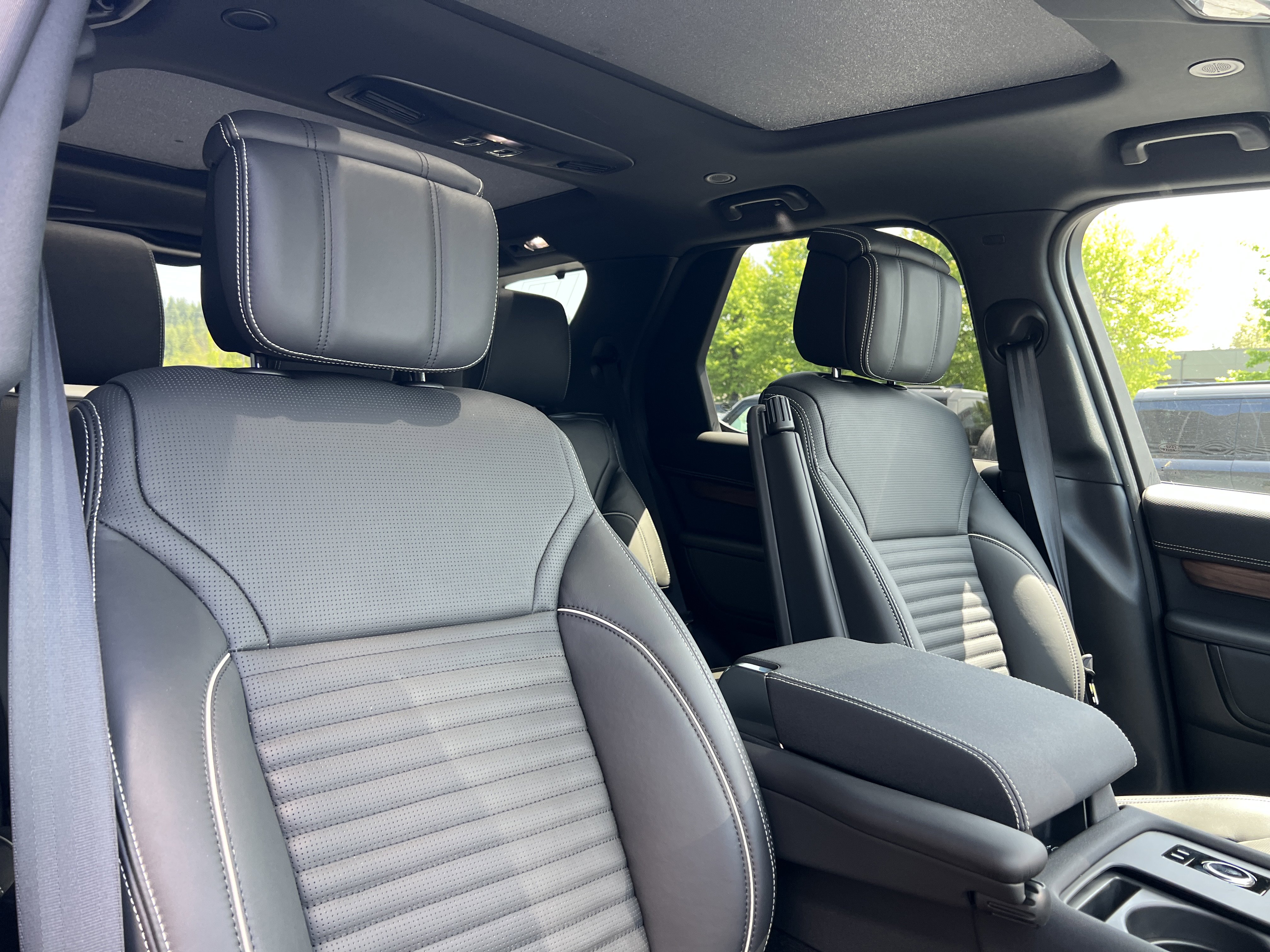 New 2024 Land Rover Discovery Dynamic SE image 12