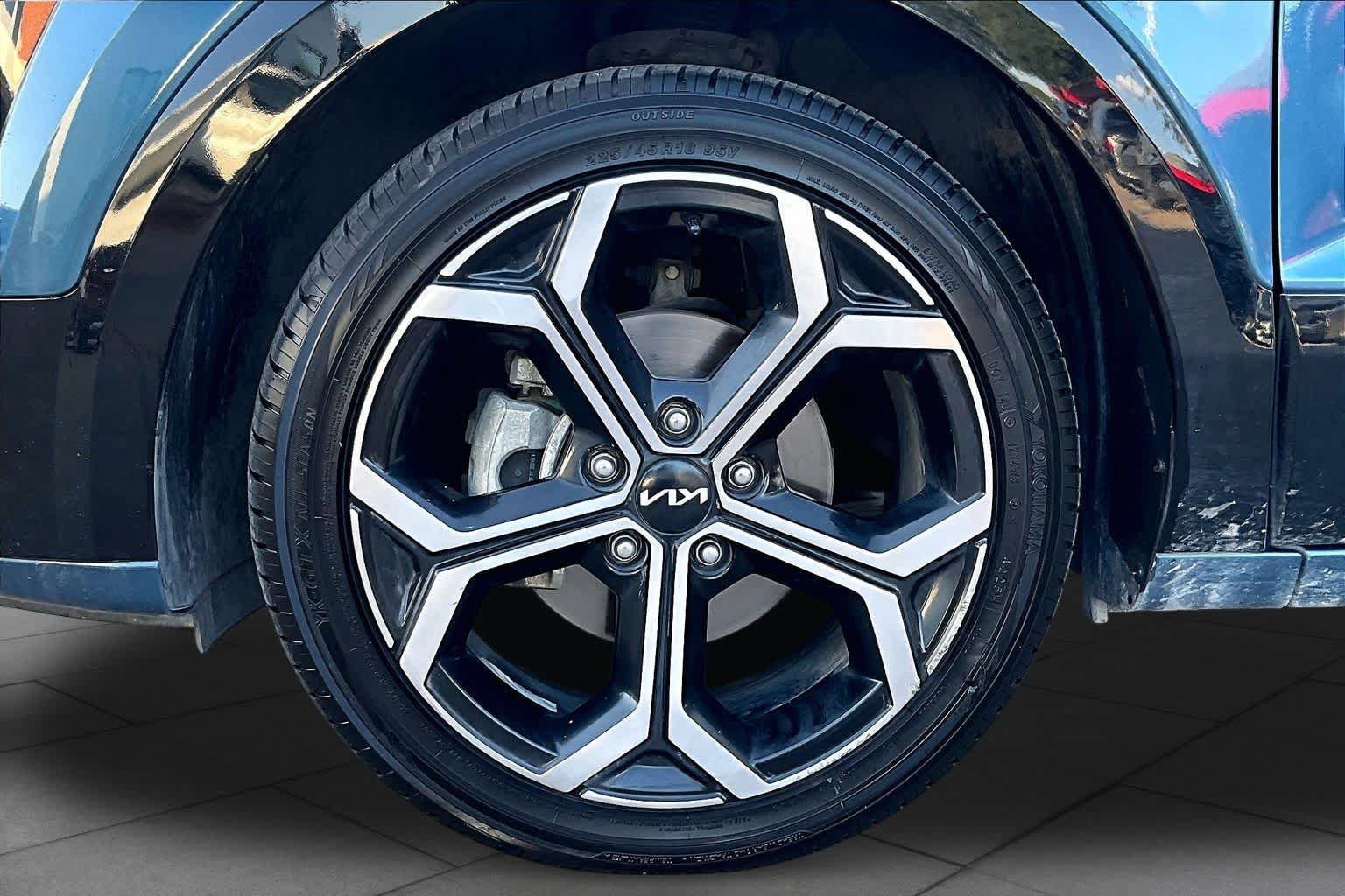 Used 2023 Kia Niro EX Touring FWD image 11