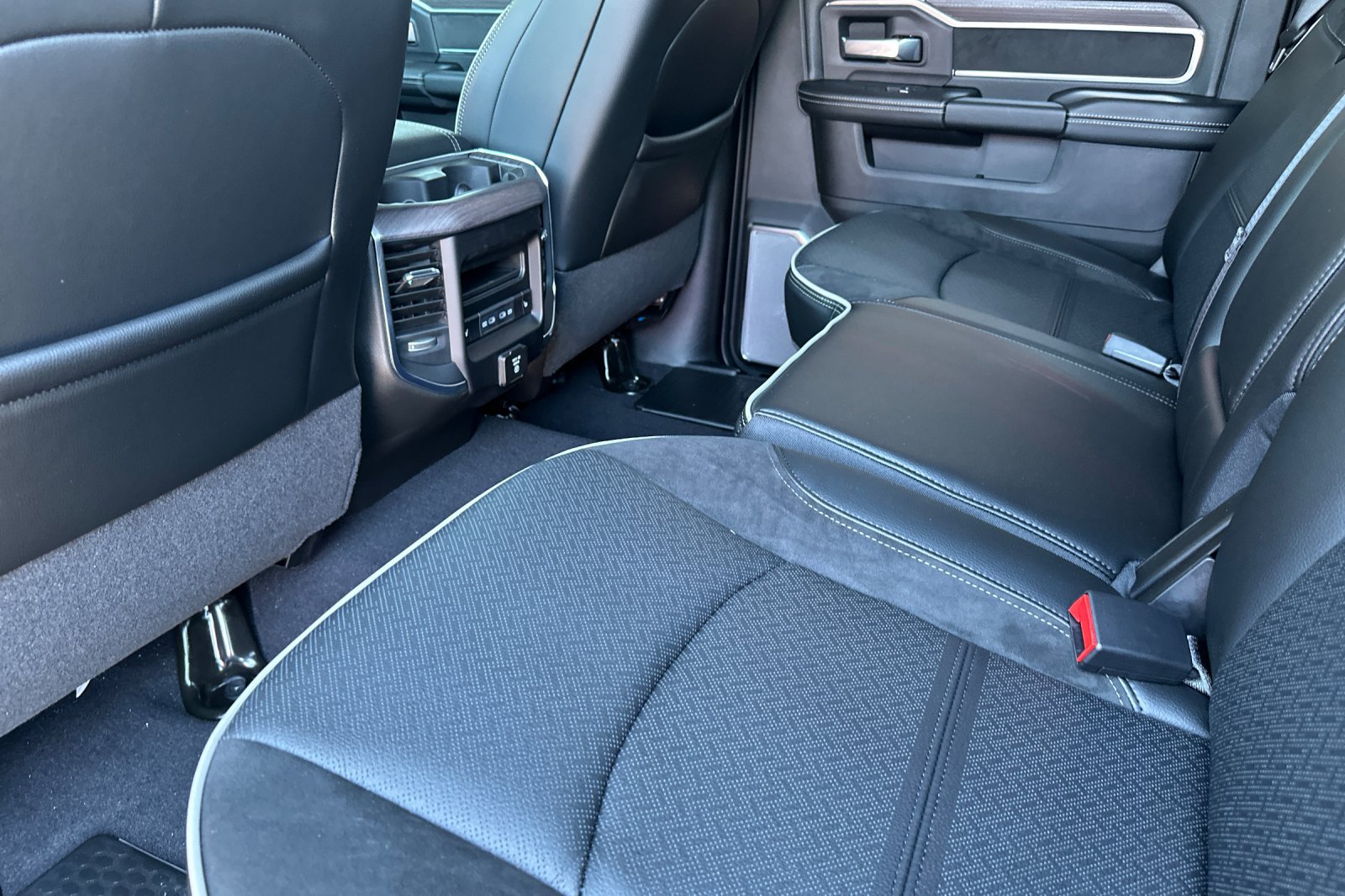 New 2026 RAM 2500 Laramie AWD/4WD image 11