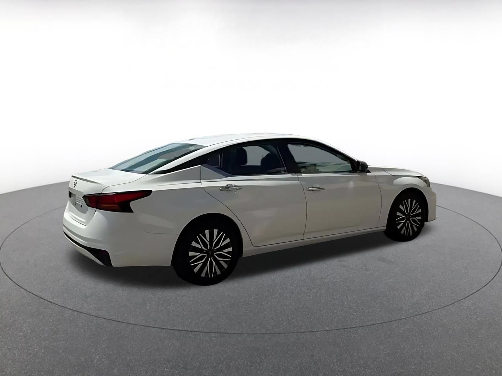 Used 2025 Nissan Altima 2.5 SV FWD image 10