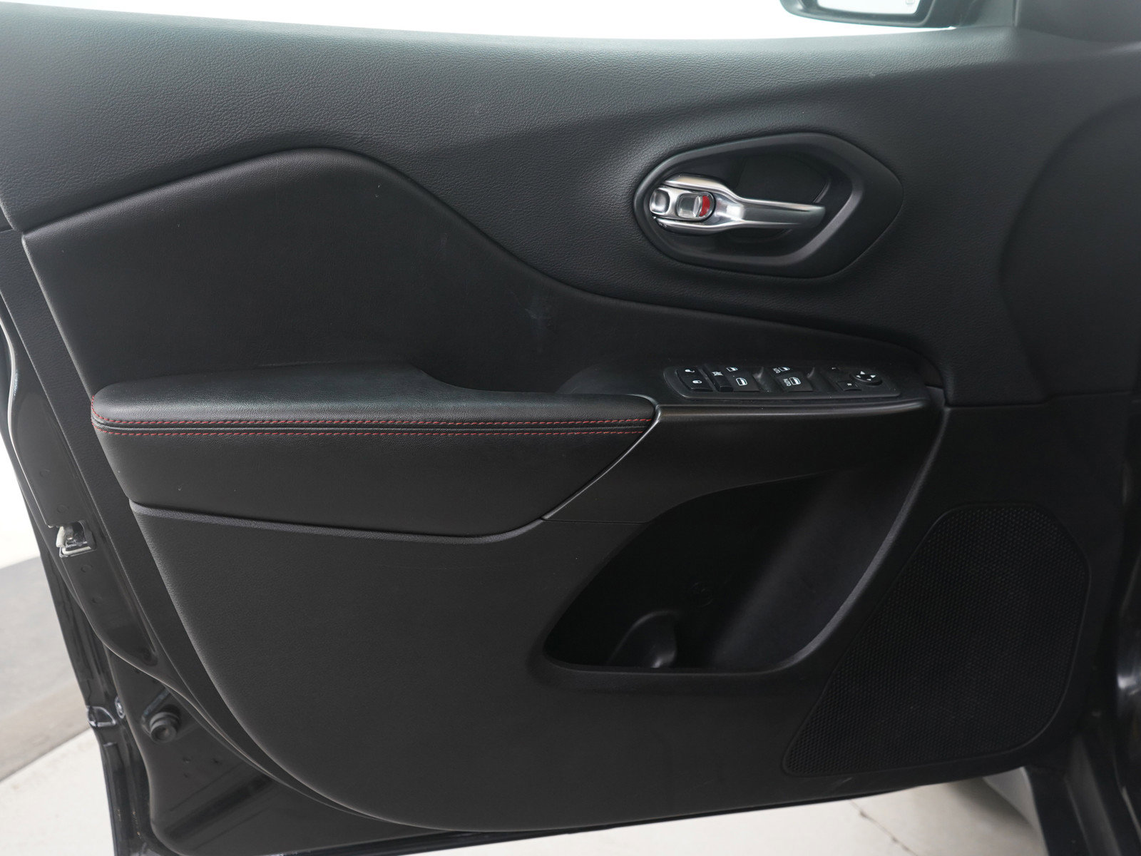 Used 2019 Jeep Cherokee Trailhawk w/ Cold Weather Group image 19