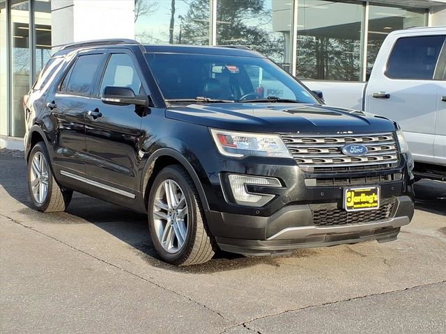 Used 2017 Ford Explorer XLT w/ Equipment Group 202A image 3