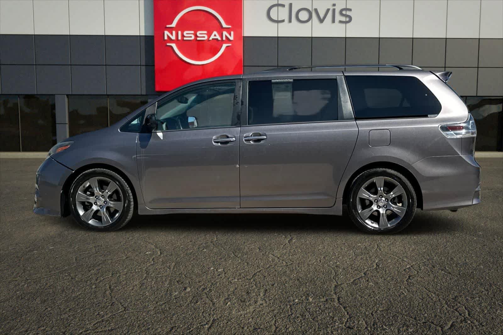 Used 2015 Toyota Sienna SE w/ SE Preferred Package FWD image 6