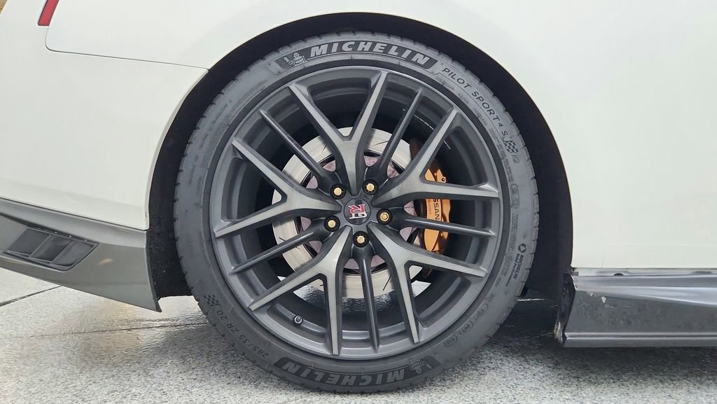 Used 2017 Nissan GT-R Premium w/ Premium Interior Package image 26