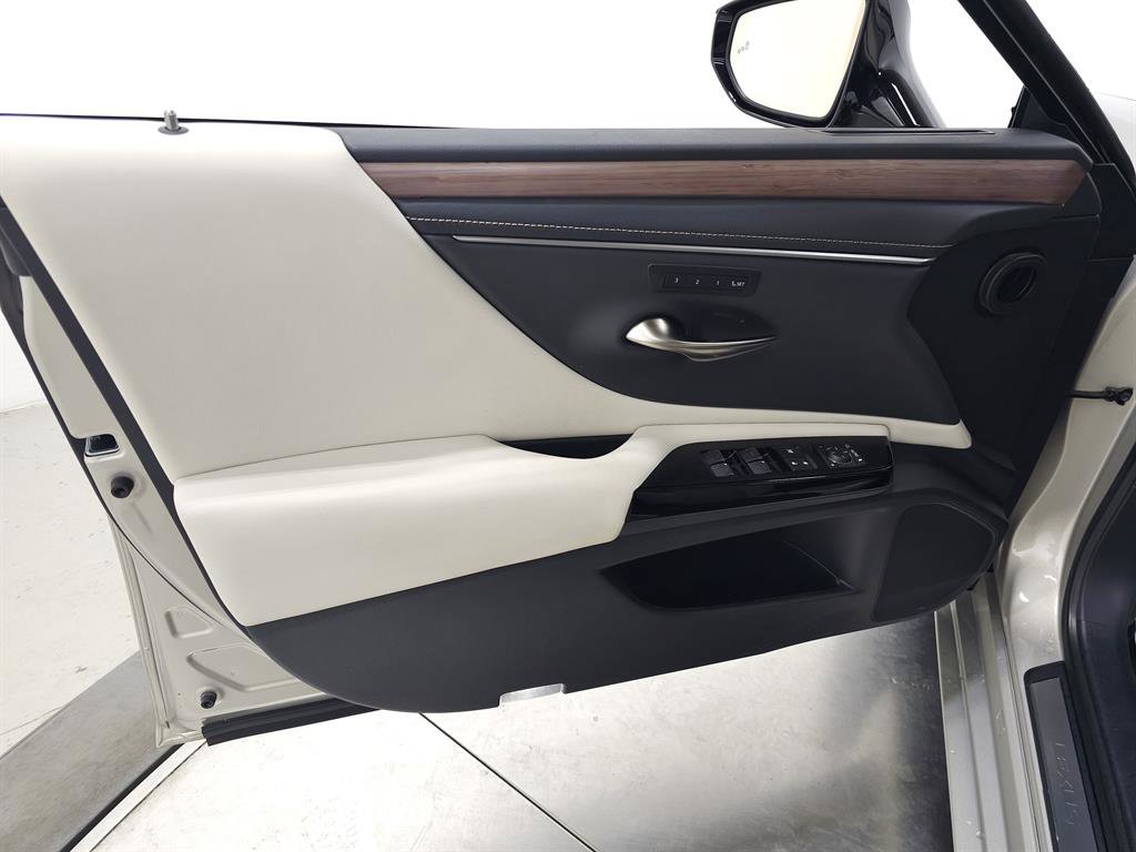 Certified 2024 Lexus ES 350 w/ Premium Package image 15