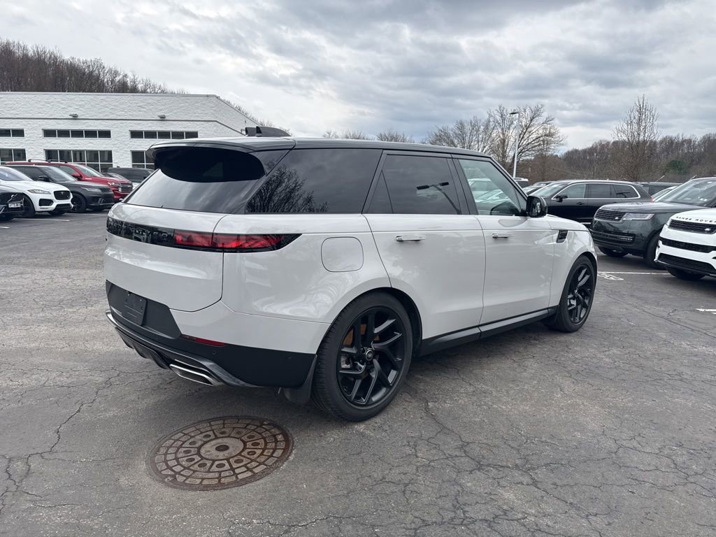 Used 2025 Land Rover Range Rover Sport SE image 3