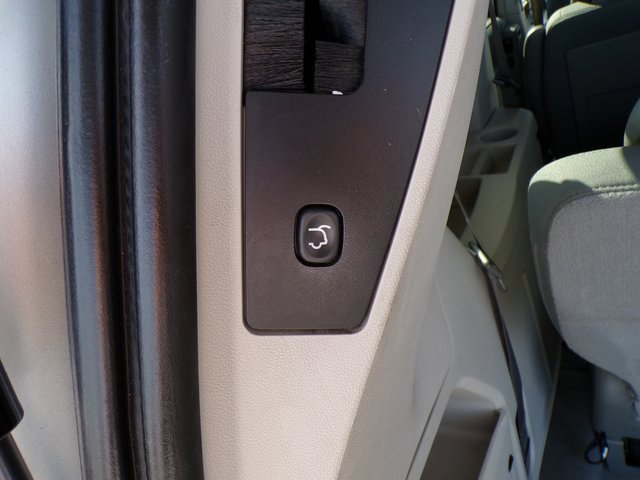 Used 2009 Chrysler Town & Country Touring image 8