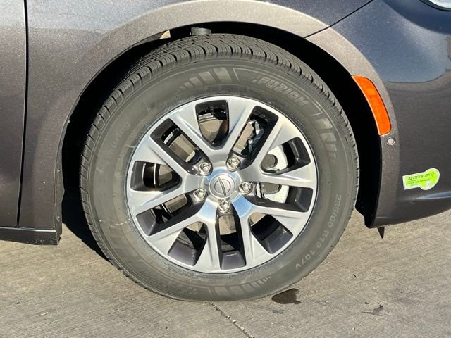 Used 2023 Chrysler Pacifica Pinnacle image 6