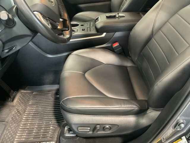 Used 2020 Toyota Highlander XLE AWD/4WD image 10