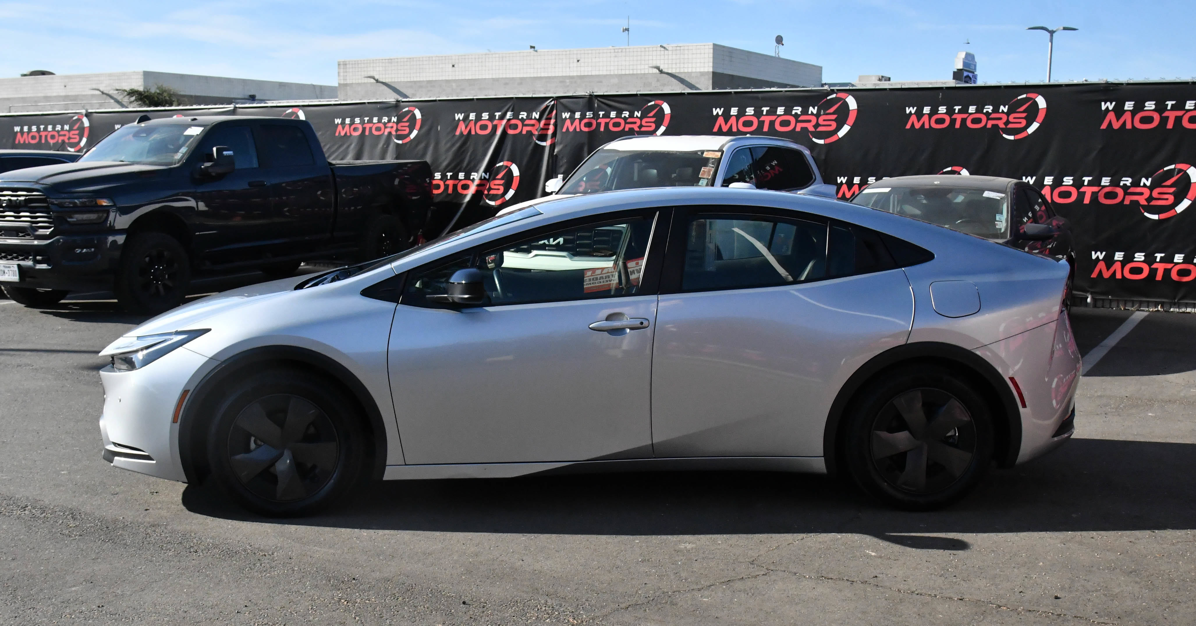 Used 2024 Toyota Prius LE FWD image 4