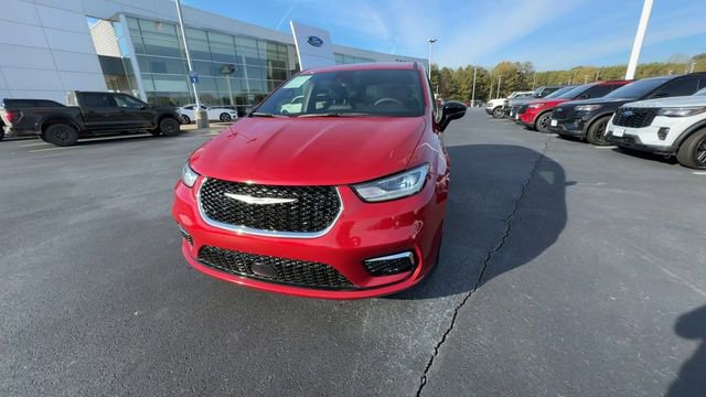 Used 2025 Chrysler Pacifica Select image 3