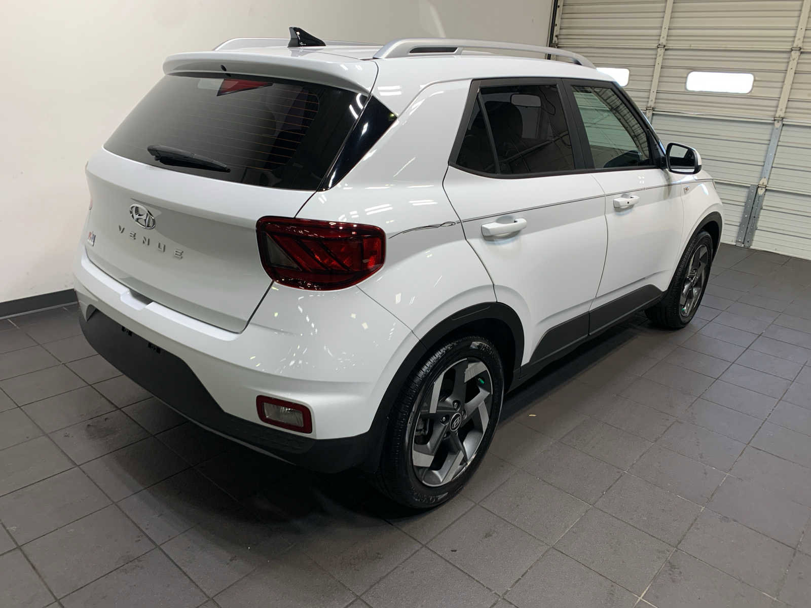 Used 2020 Hyundai Venue SEL w/ Convenience + Premium Package image 3