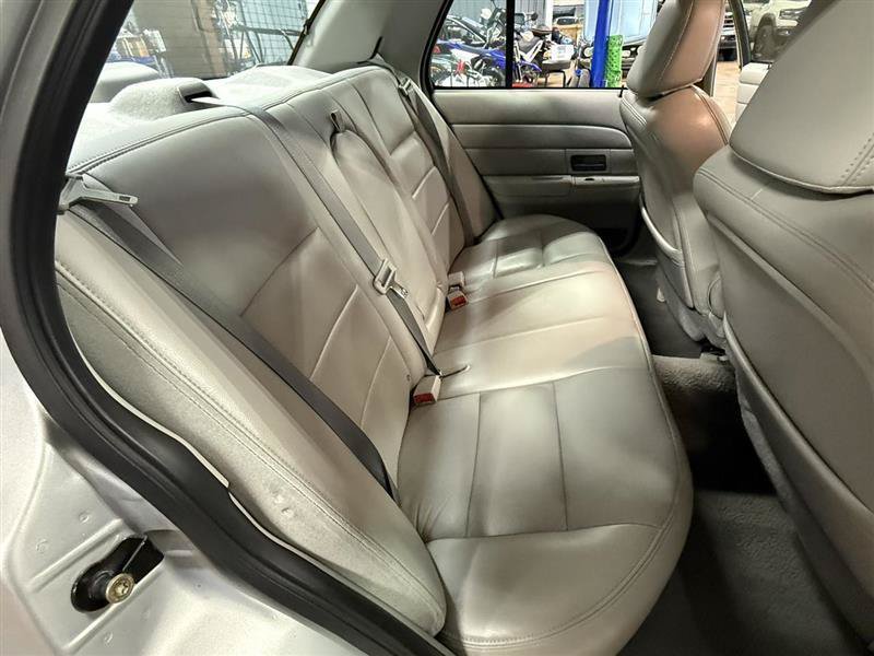 Used 2003 Ford Crown Victoria LX RWD image 16