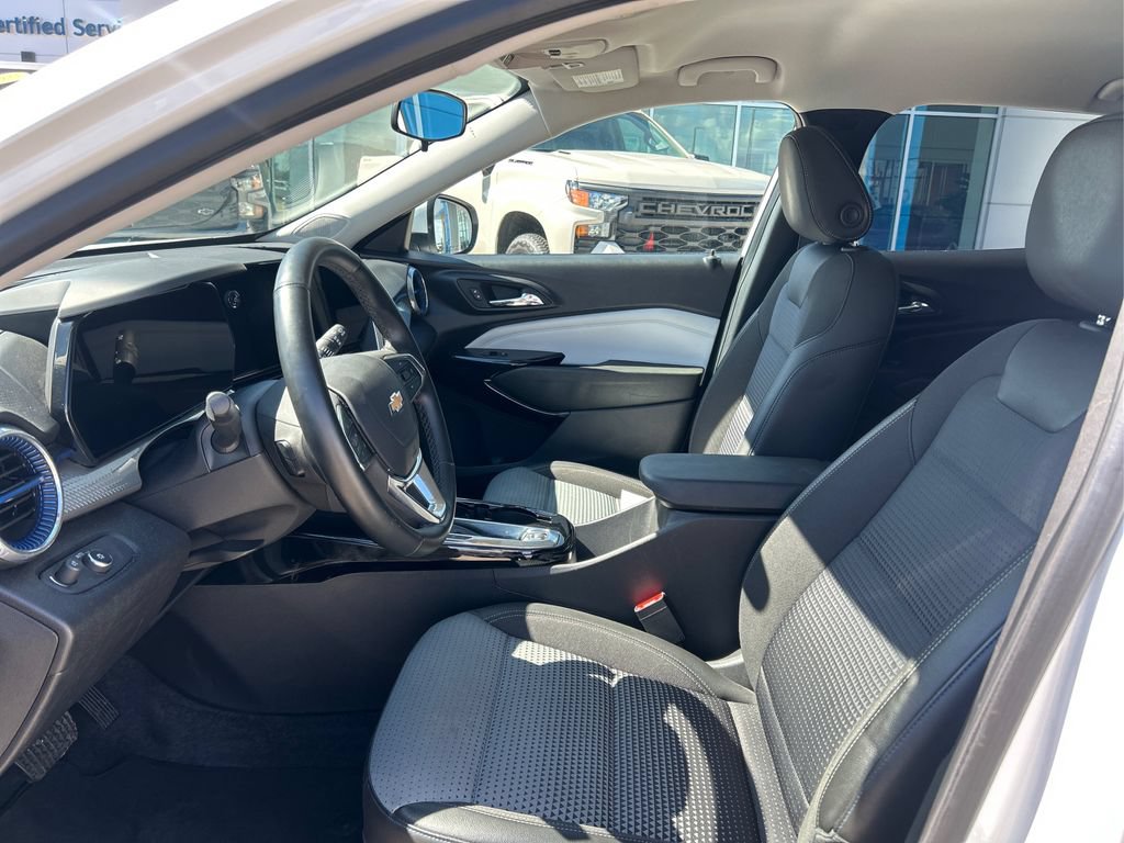 Used 2025 Chevrolet Trax LT w/ LT Convenience Package FWD image 9