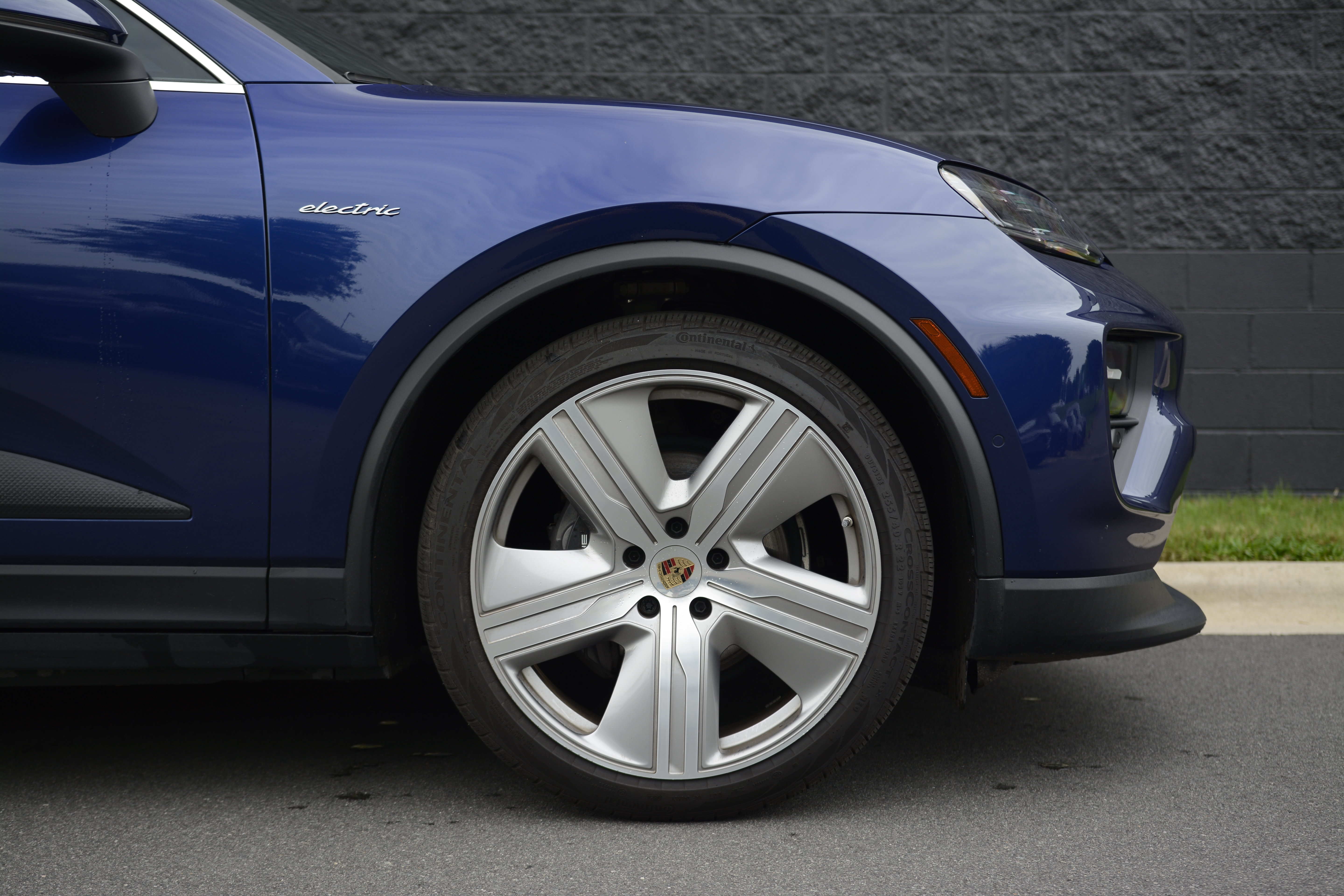 Certified 2024 Porsche Macan 4 Electric AWD/4WD image 42