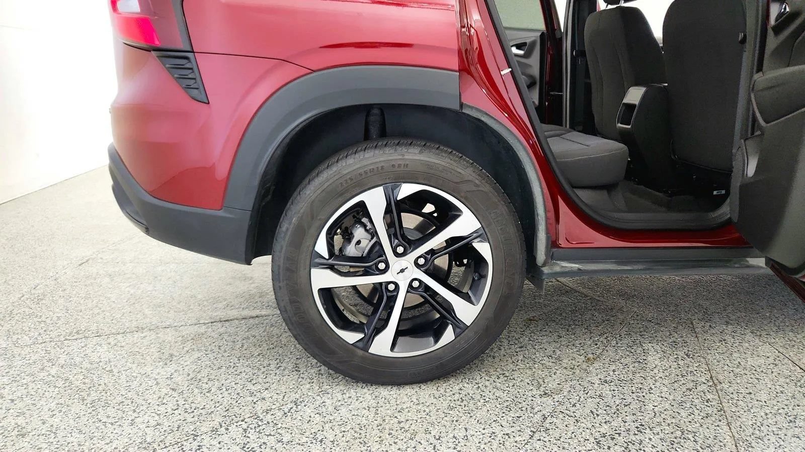 Used 2025 Chevrolet Trax RS w/ Driver Confidence Package FWD image 30