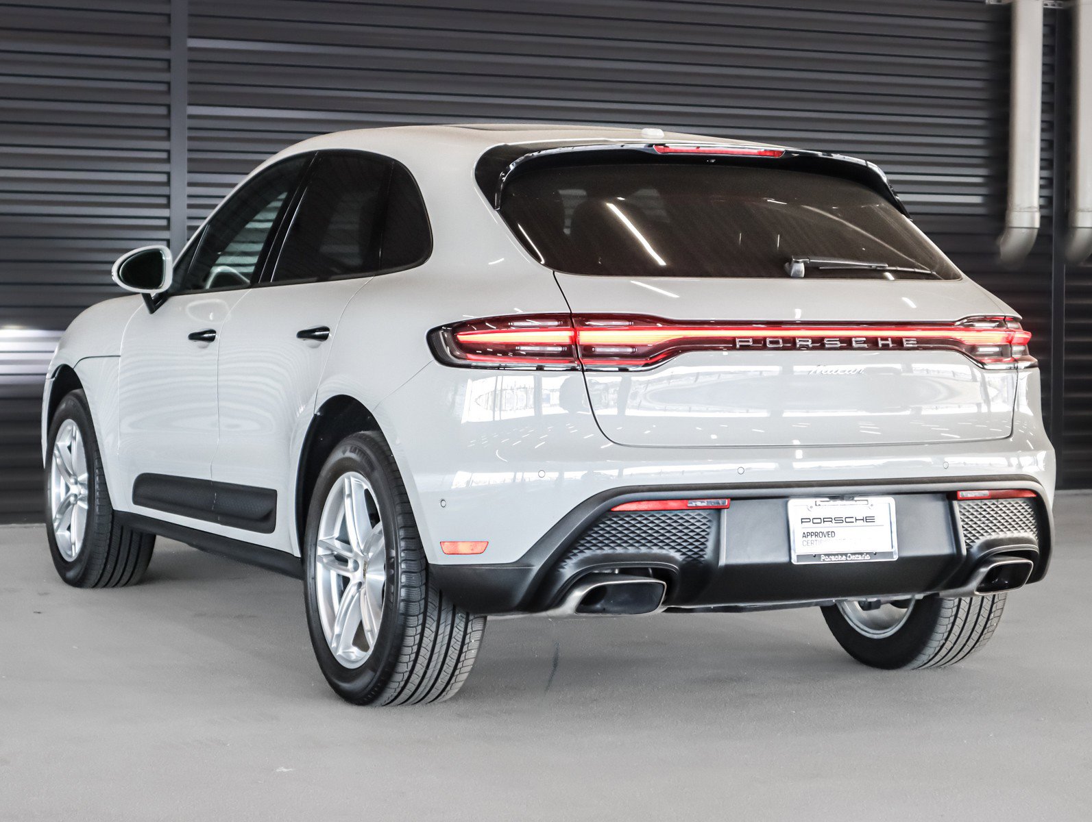 Certified 2023 Porsche Macan image 3