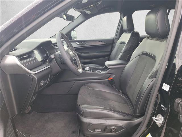 Used 2025 Jeep Grand Cherokee Altitude image 10