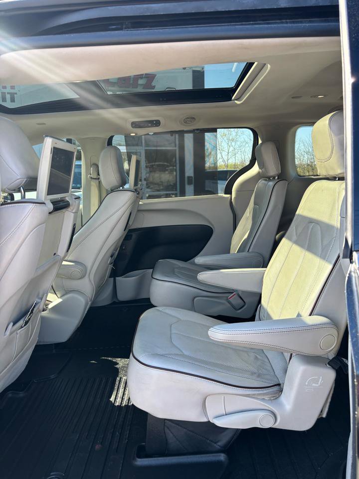 Used 2017 Chrysler Pacifica Limited w/ UConnect Theater Package FWD image 17