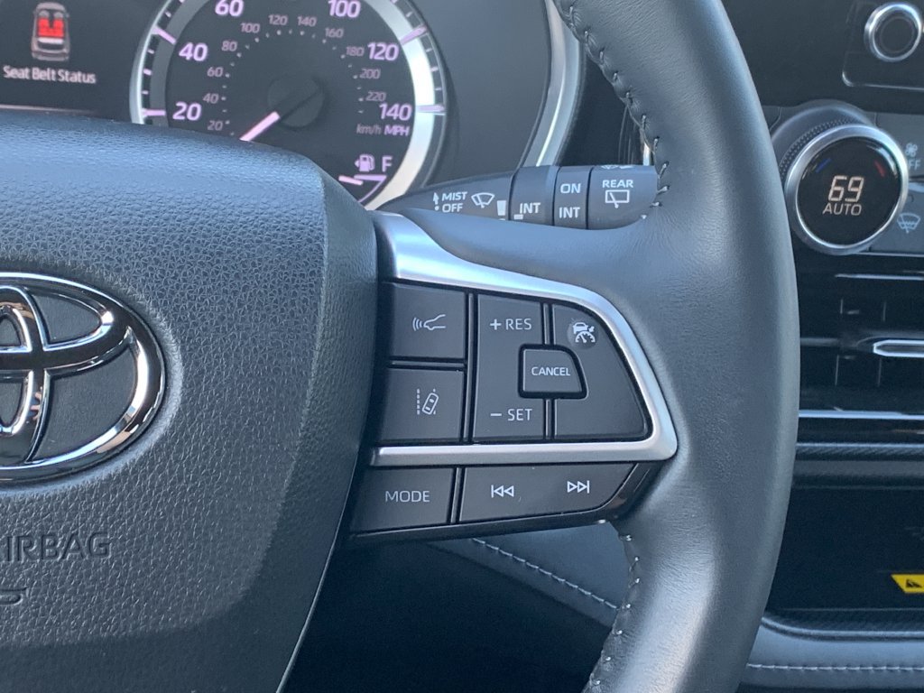 Used 2023 Toyota Highlander XSE FWD image 15
