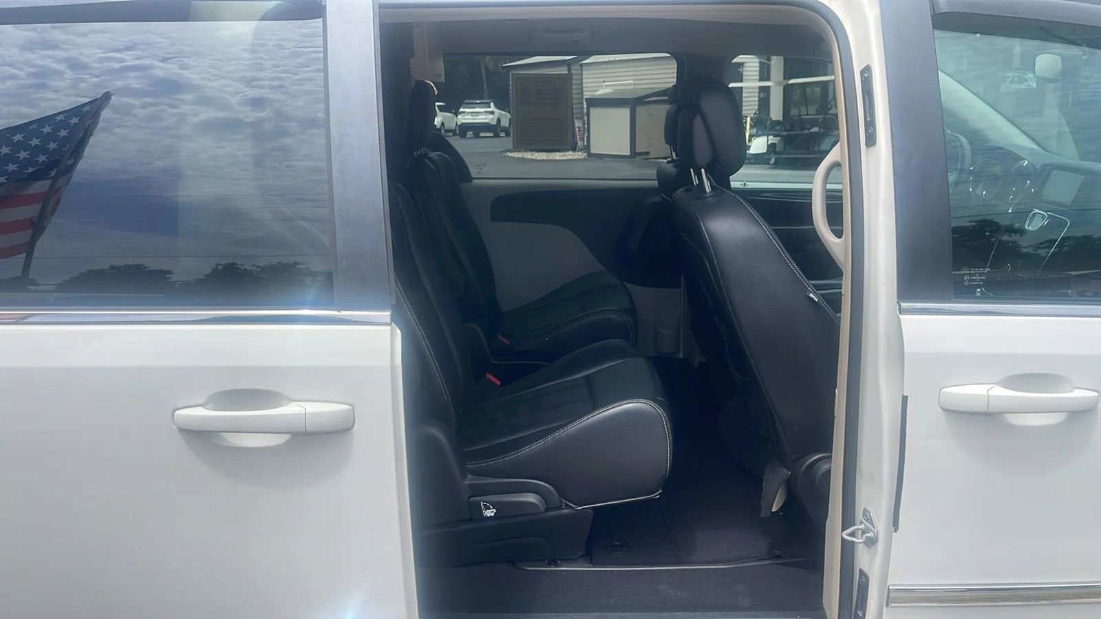 Used 2013 Chrysler Town & Country Touring FWD image 13