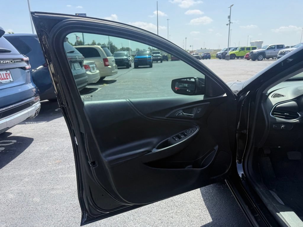 Used 2019 Chevrolet Malibu LT w/ Leather Package FWD image 12