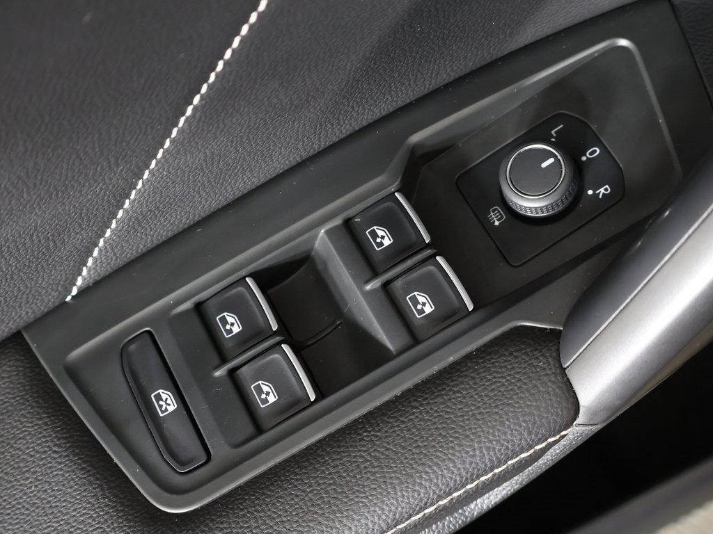 Used 2023 Volkswagen Tiguan SE image 36