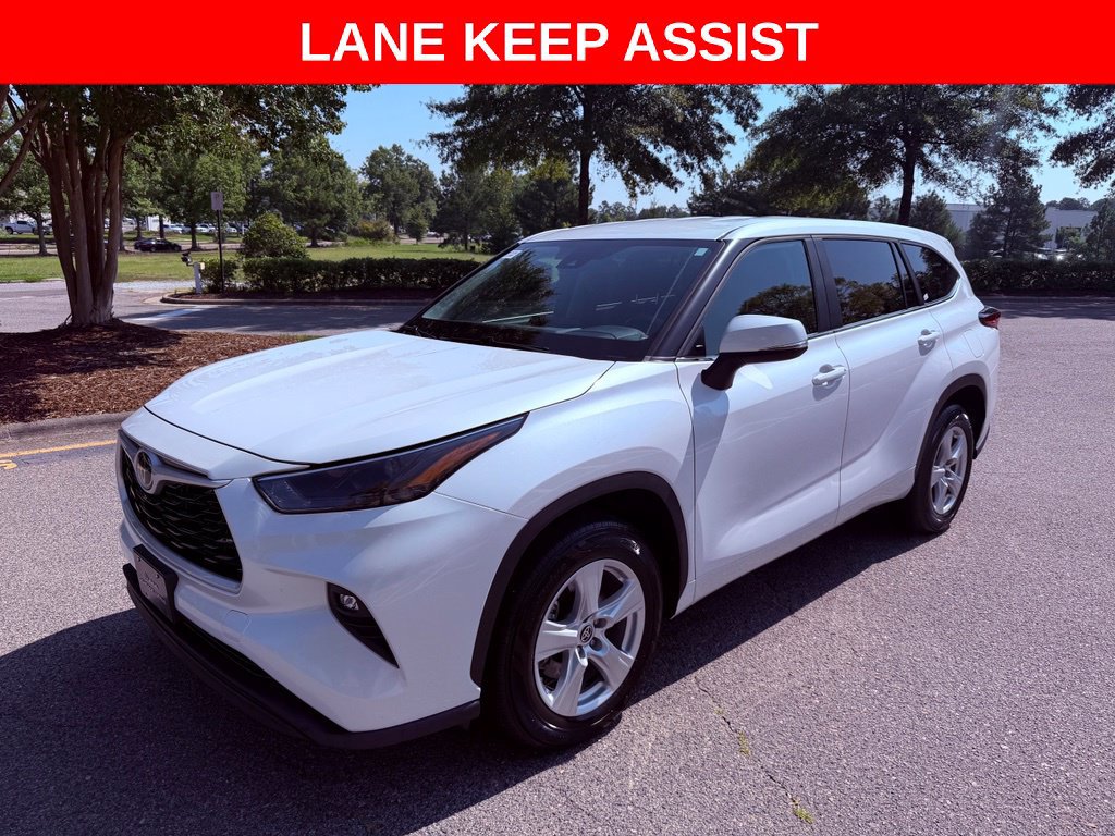 Used 2023 Toyota Highlander LE FWD image 3