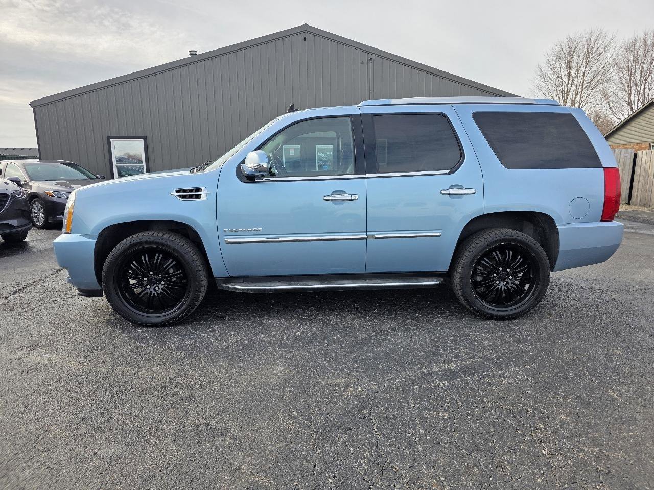 Used 2011 Cadillac Escalade Luxury AWD/4WD image 2