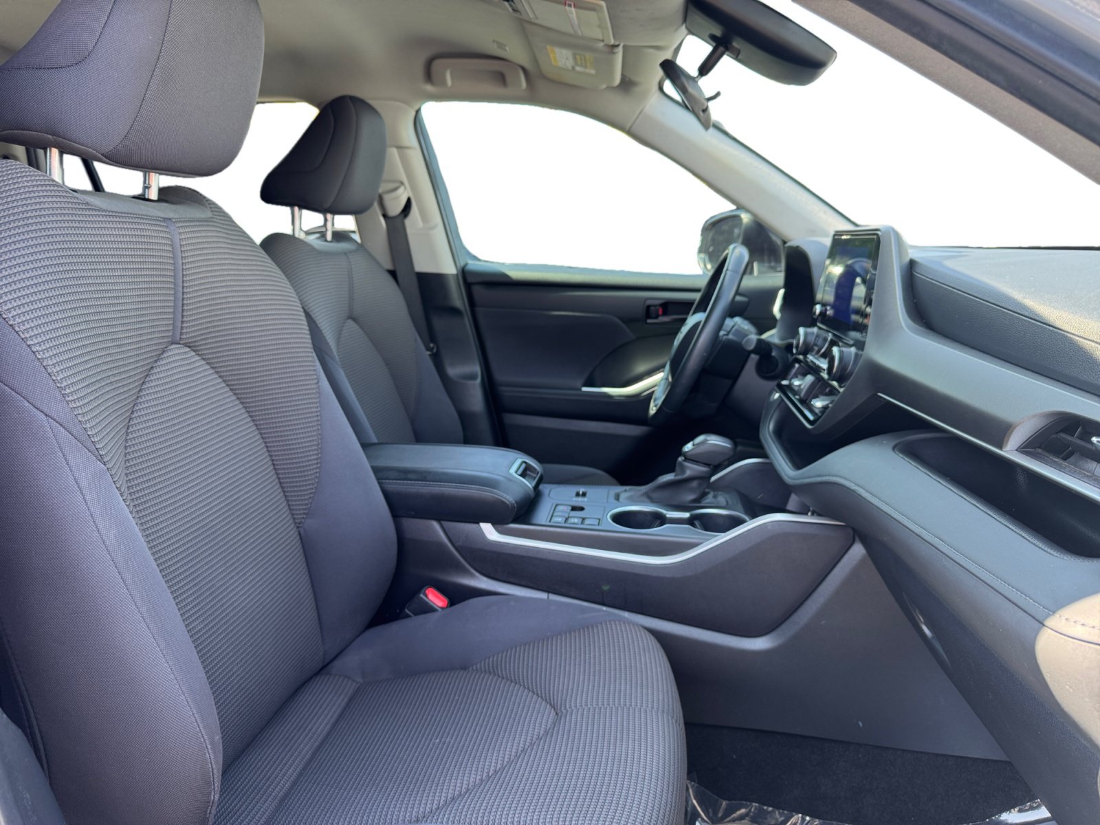 Used 2024 Toyota Highlander LE FWD image 15