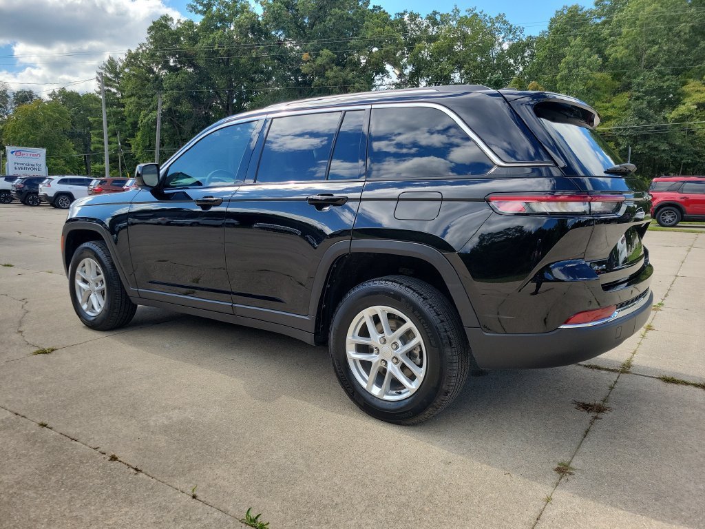 Used 2023 Jeep Grand Cherokee Laredo X AWD/4WD image 3