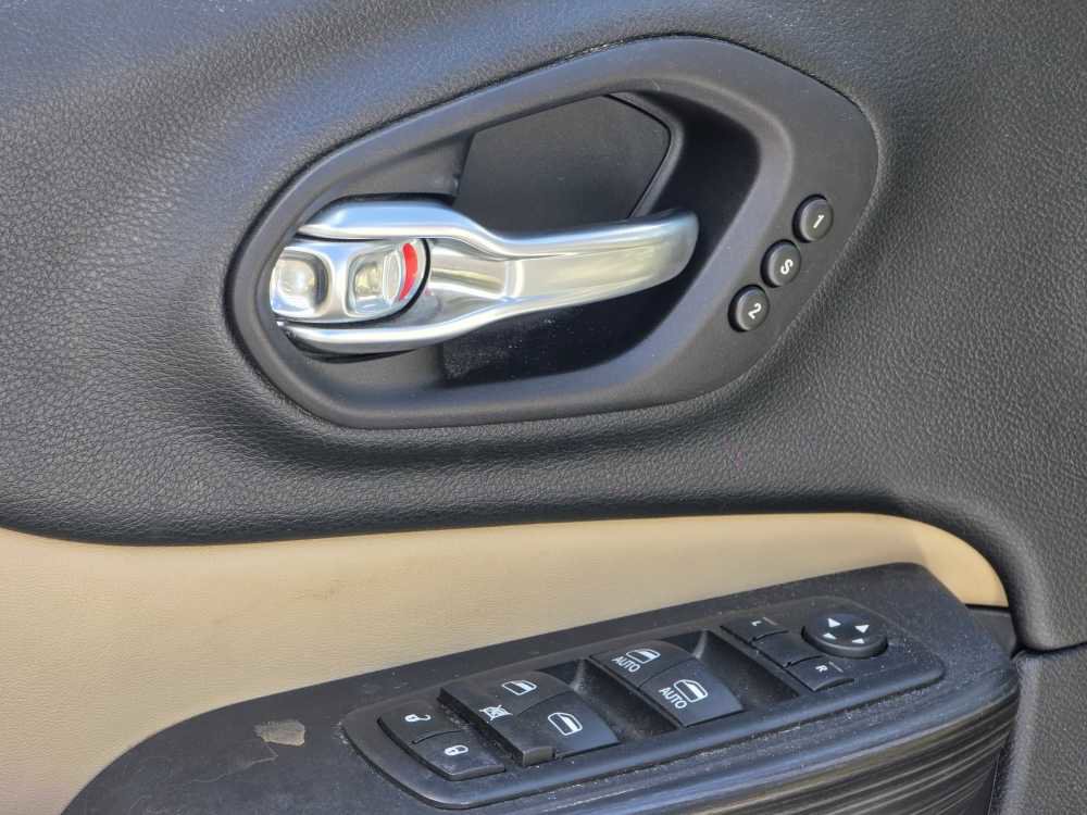 Used 2017 Jeep Cherokee Limited w/ Luxury Group AWD/4WD image 14